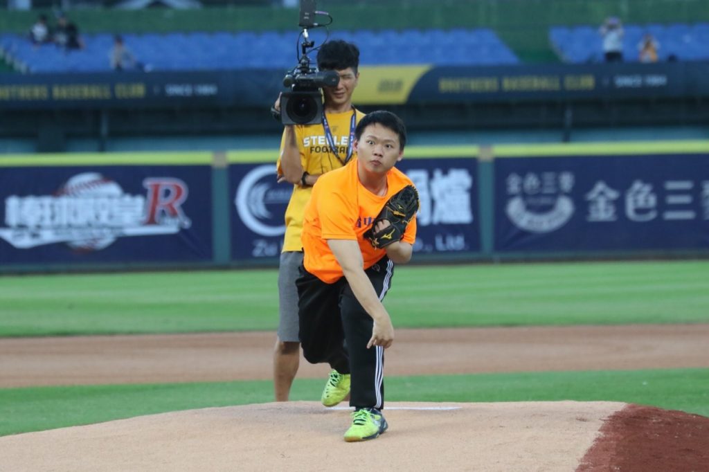 仁鼎受邀擔任職棒開球嘉賓
