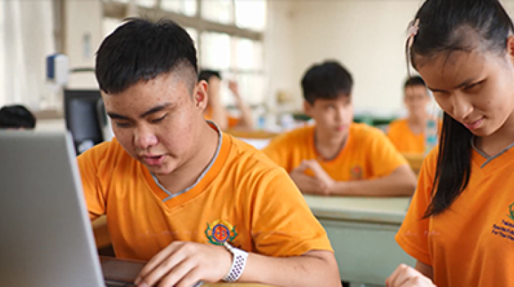 煒諺和女同學的照片