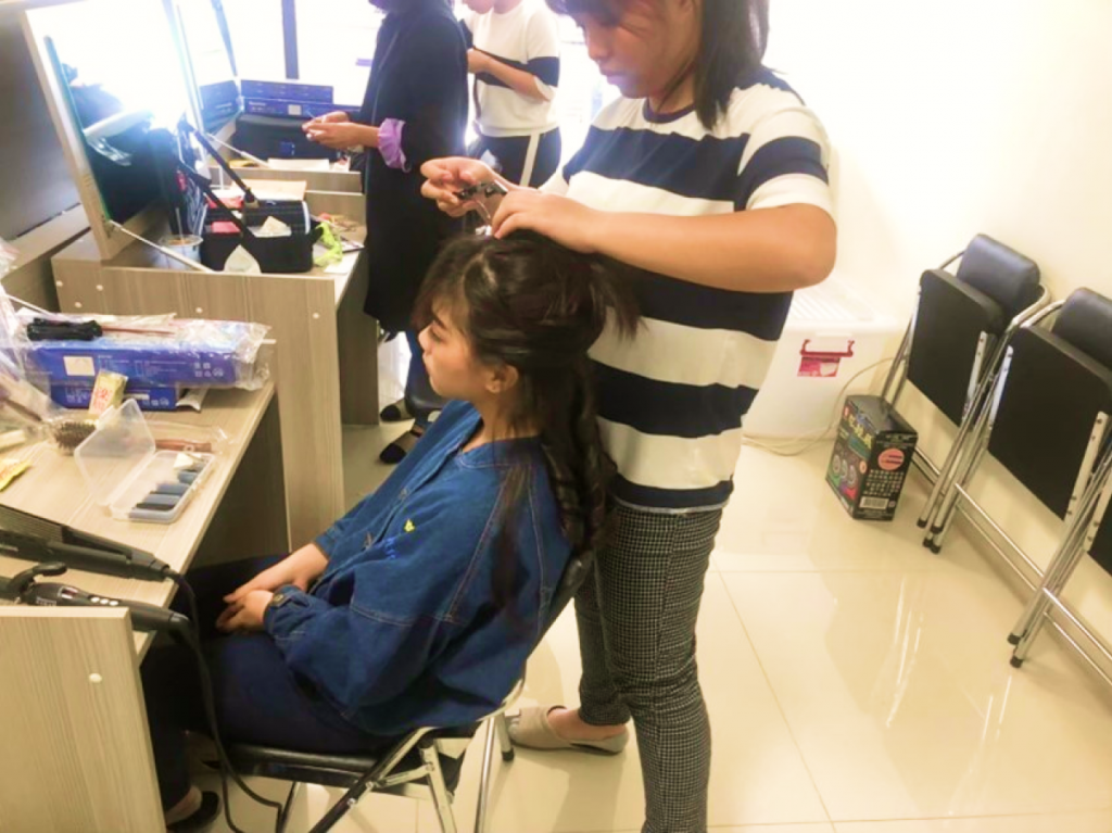 Rose練習美髮工作