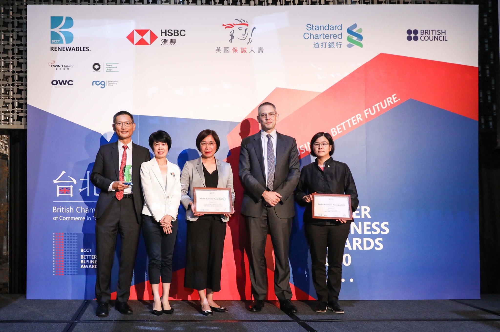 渣打銀行公關暨行銷長陳穎勳(左二)、英國文化協會臺灣處長 Ralph Rogers (右二)與企業多元文化獎人圍企業合影。