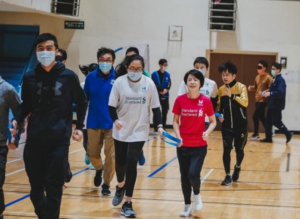 45位入選的跑者兩兩一組實際體驗視障陪跑。渣打銀行公關暨行銷長陳穎勳，以及藝人唐從聖也共同響應