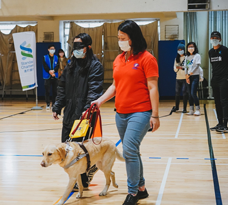 惠光導盲犬協會的導盲犬帶著跑者步行與轉彎，體驗視障者的生活