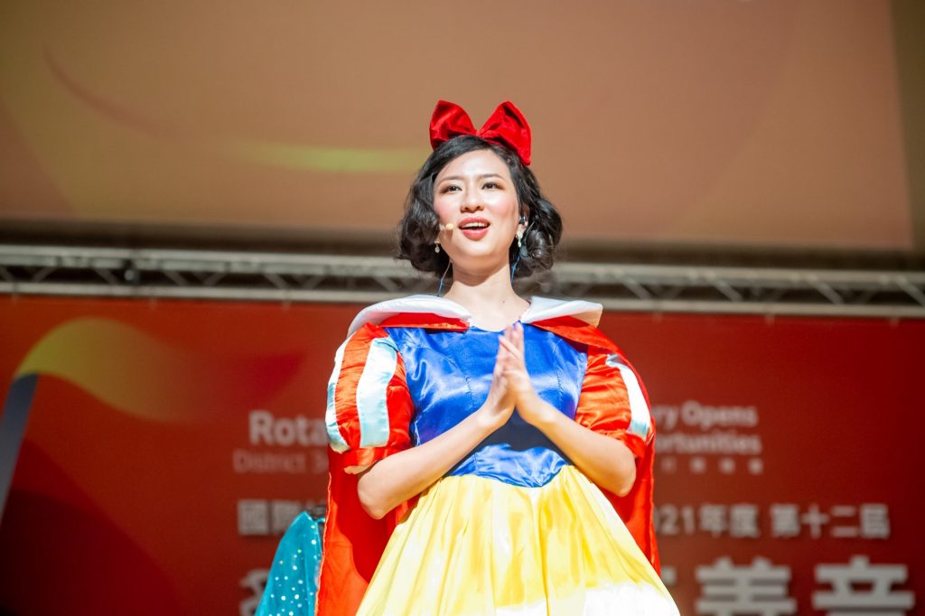 嬿甯穿白雪公主裝唱歌